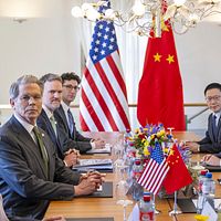 2025年5月、スイスで開かれた米中貿易協議。米財務長官のベンソデ氏(左)、米通商代表のグリア氏(左から2人目)、中国の何立峰副首相(右)、李成鋼・国際貿易交渉代表(右から2人目)が交渉の席に着いた。(AP) 2025年5月、スイスで開かれた米中貿易協議。米財務長官のベンソデ氏(左)、米通商代表のグリア氏(左から2人目)、中国の何立峰副首相(右)、李成鋼・国際貿易交渉代表(右から2人目)が交渉の席に着いた。(AP)