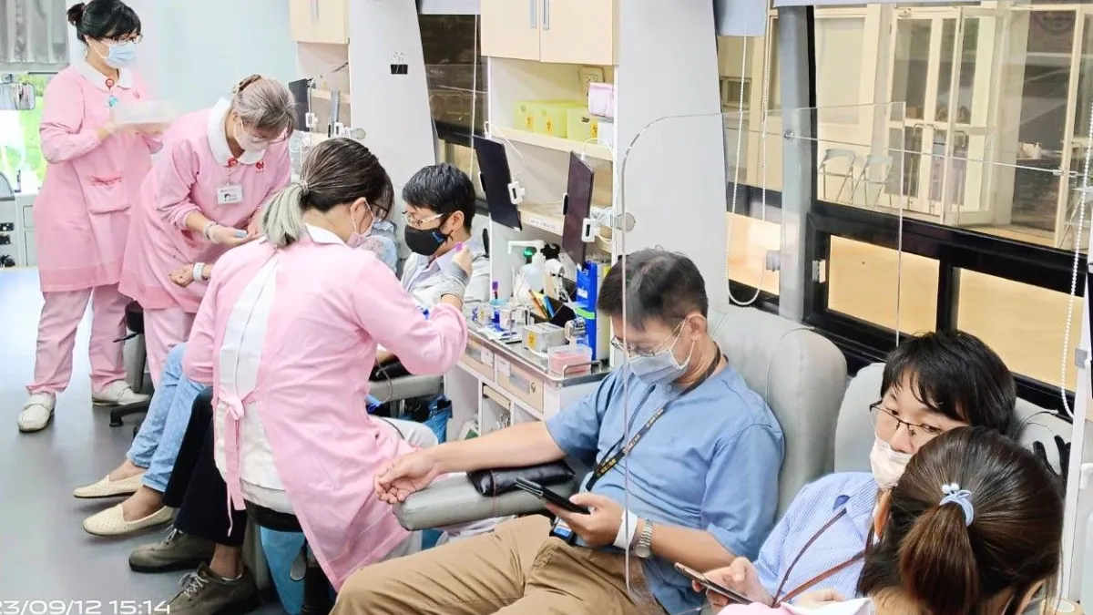副執行長陳正喜率所屬同仁與員眷共百餘人投入捐血義舉。(圖/中油提供)