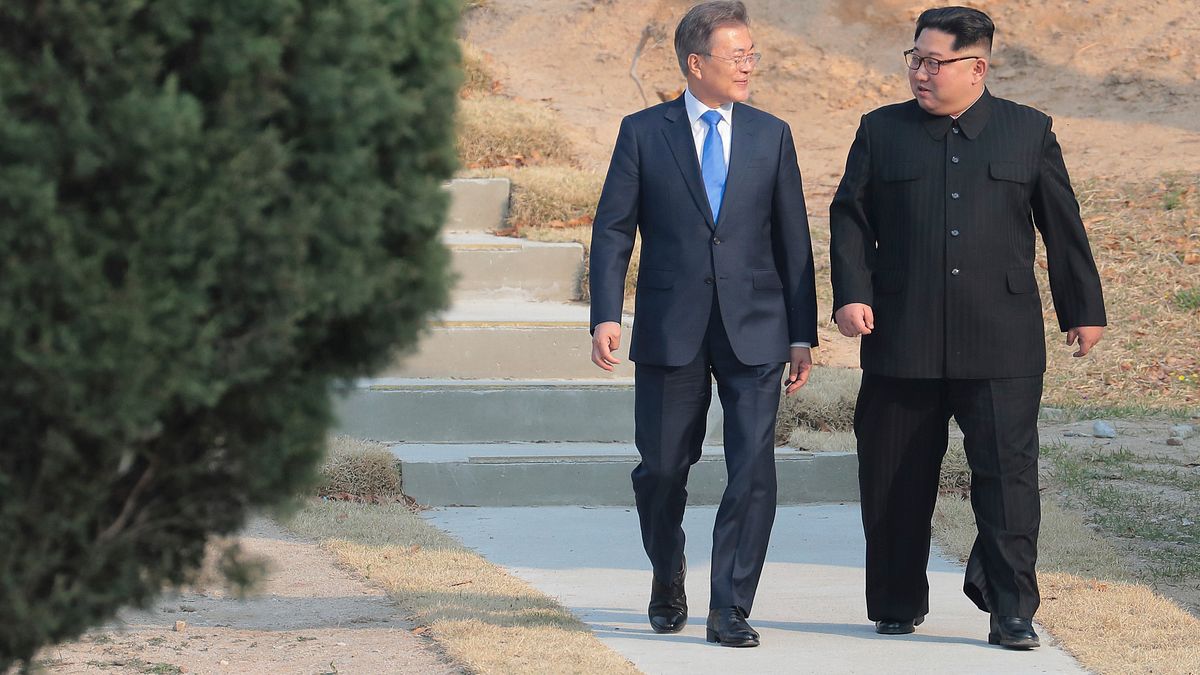 板門店峰會,文在寅和金正恩種下松樹後,並肩聊天。(美聯社) 板門店峰會,文在寅和金正恩種下松樹後,並肩聊天。(美聯社)