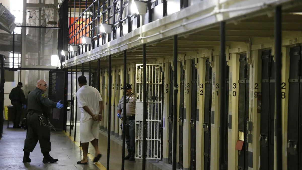 作者指出,過往監獄是以「劣等原則」為基礎,「累進處遇」為枝幹,讓受刑人在監服刑過程中,基於脫離劣等環境而願意改善自己的行為,較少以親子家人的情感活動,作為受刑人自發性向善的處遇策略。圖為加州監獄。(資料照,美聯社)