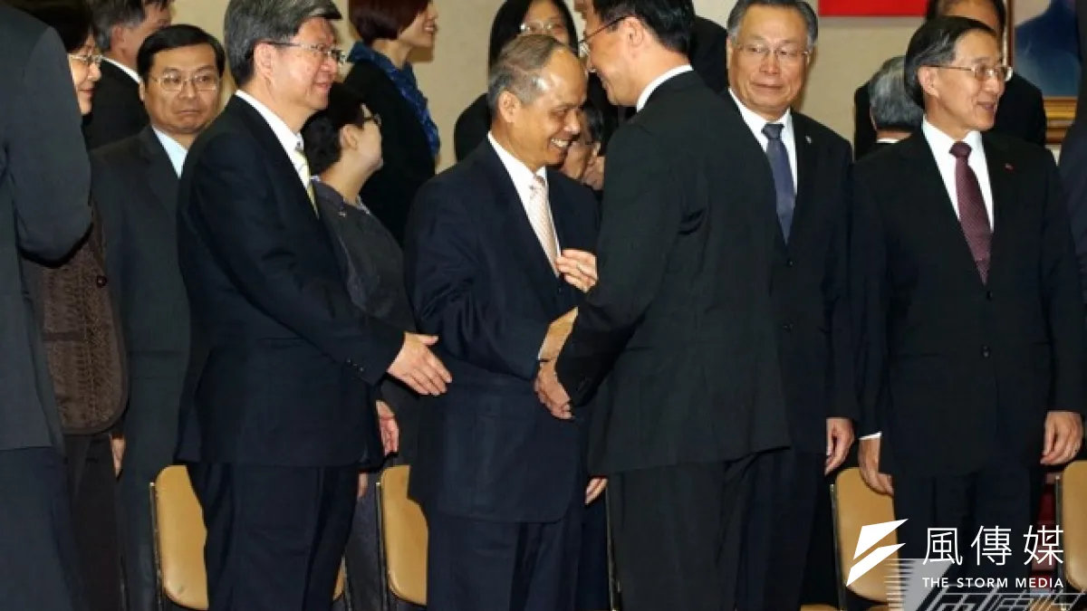 九合一選舉國民黨慘敗,行政院長江宜樺請辭下台。行政院今(1)日舉行臨時院會通過內閣總辭案,隨後全體閣員合拍畢業照。(蘇仲泓攝)