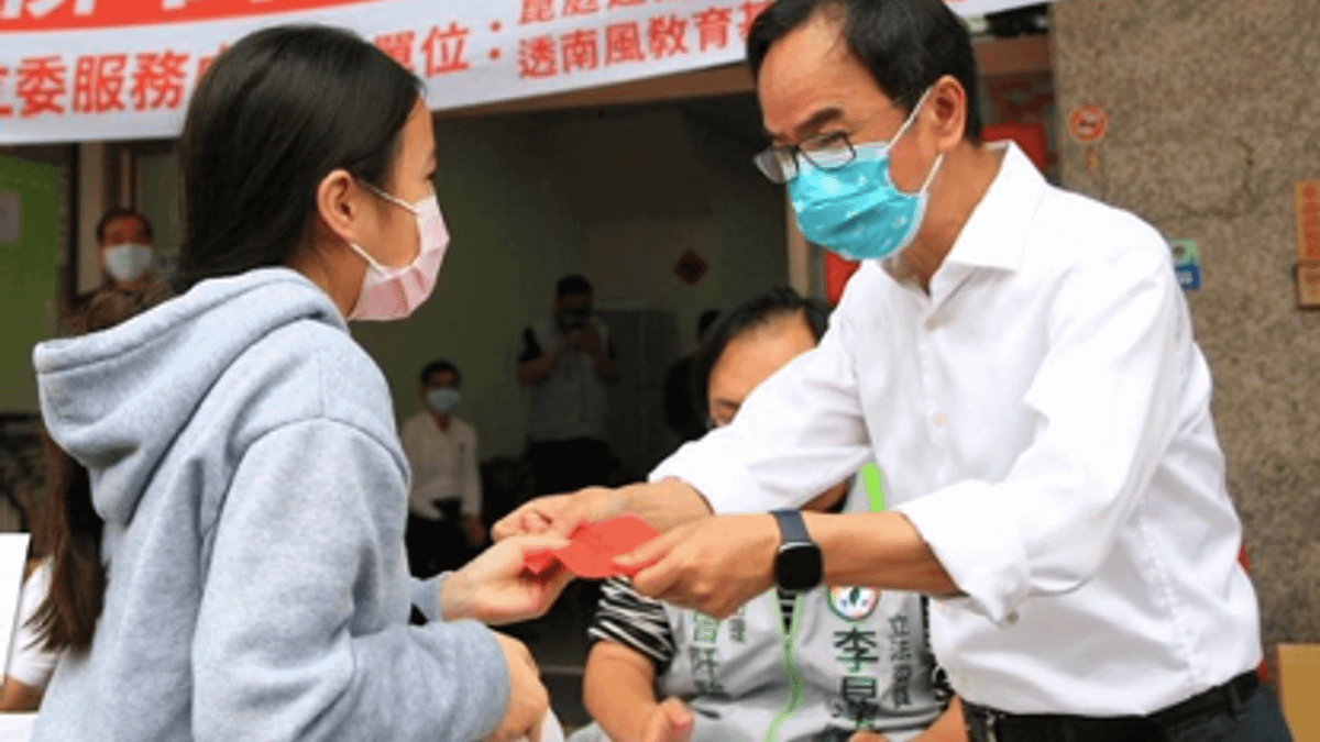 高市立委李昆澤連續9年舉辦年終助學活動,每人除了1000元獎助學金,國中跟國小也分別提供不同的文具用品組,鼓勵孩子勤奮向學。(圖/翻攝李昆澤臉書) 高市立委李昆澤連續9年舉辦年終助學活動,每人除了1000元獎助學金,國中跟國小也分別提供不同的文具用品組,鼓勵孩子勤奮向學。(圖/翻攝李昆澤臉書)