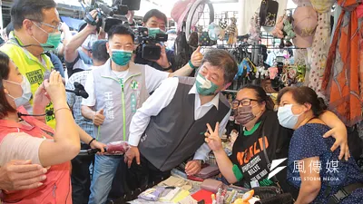 民進黨台北巿長候選人陳時中17日至內湖737市場掃街拜票。(顏麟宇攝)