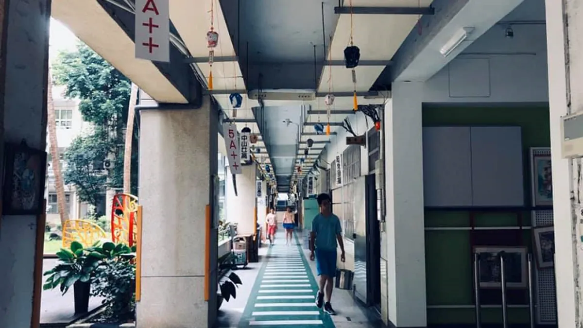 筆者身為兩個國中生的母親,認為教育改革的結果並沒有讓學生更加輕鬆,反而壓力變得更大。(資料照,李怡芳提供) 筆者身為兩個國中生的母親,認為教育改革的結果並沒有讓學生更加輕鬆,反而壓力變得更大。(資料照,李怡芳提供)