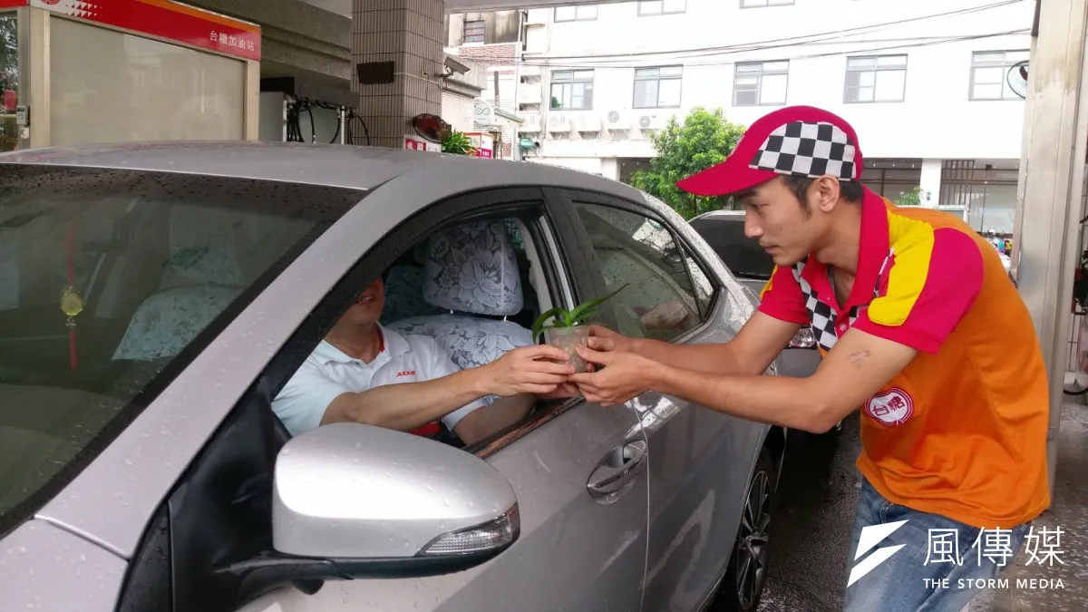 台糖加油站祭出「加油滿25公升現抵50元」現金回饋活動,18日起台糖再推防疫生活新美學,加滿25 公升除有現金折抵外,再加碼贈送台糖蝴蝶蘭苗,限量20萬株,送完為止。(圖/徐炳文攝)
