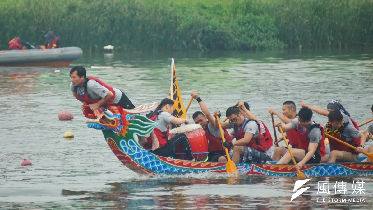 時代力量立委參加台北市龍舟賽 立委黃國昌、徐永明、林昶佐等齊心划槳。(盧逸峰攝)