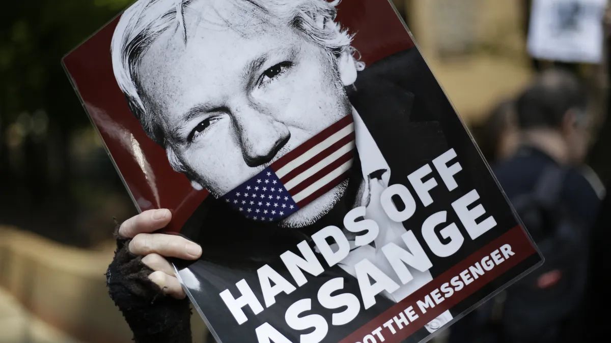 「維基解密」網站創辦人阿桑奇(Julian Assange)深陷跨國法律訴訟戰,許多支持者示威聲援(AP)