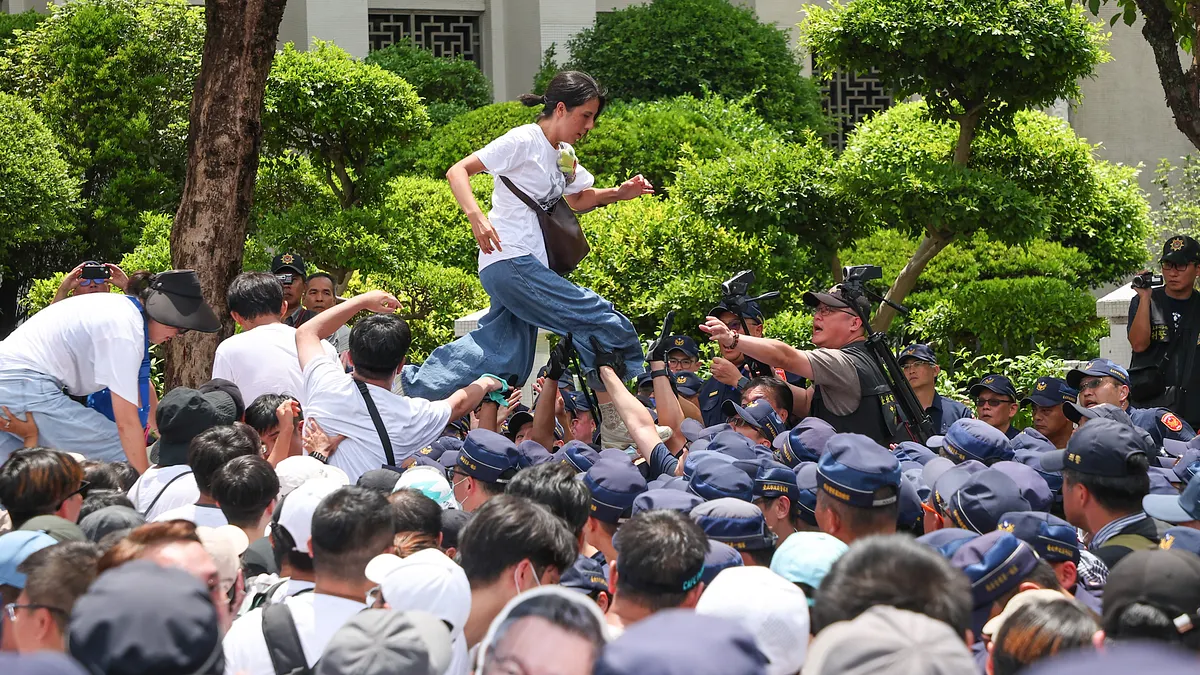 民眾黨30日進行「走讀」活動,於愛國西路中山南路口與警方發生推擠,支持者意圖衝破警方。(資料照,顏麟宇攝) 民眾黨30日進行「走讀」活動,於愛國西路中山南路口與警方發生推擠,支持者意圖衝破警方。(資料照,顏麟宇攝)