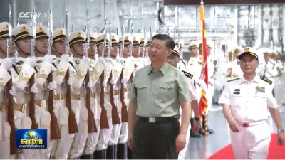 習近平親自在三亞軍港視察最新交接入列的075型兩棲攻擊艦海南艦。(翻攝央視)