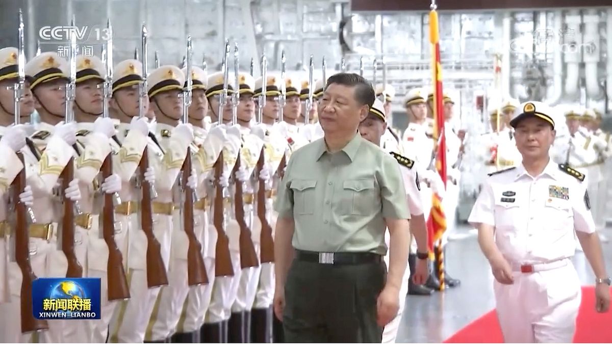 習近平親自在三亞軍港視察最新交接入列的075型兩棲攻擊艦海南艦。(翻攝央視) 習近平親自在三亞軍港視察最新交接入列的075型兩棲攻擊艦海南艦。(翻攝央視)