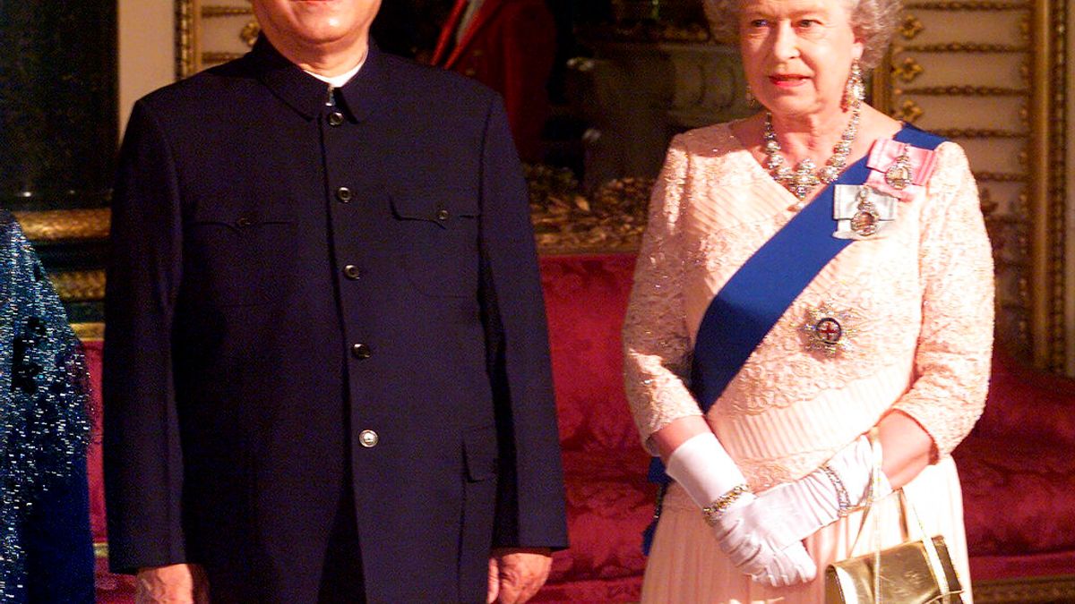 1999年10月,中國國家主席江澤民與英國女王伊麗莎白二世。(美聯社) 1999年10月,中國國家主席江澤民與英國女王伊麗莎白二世。(美聯社)