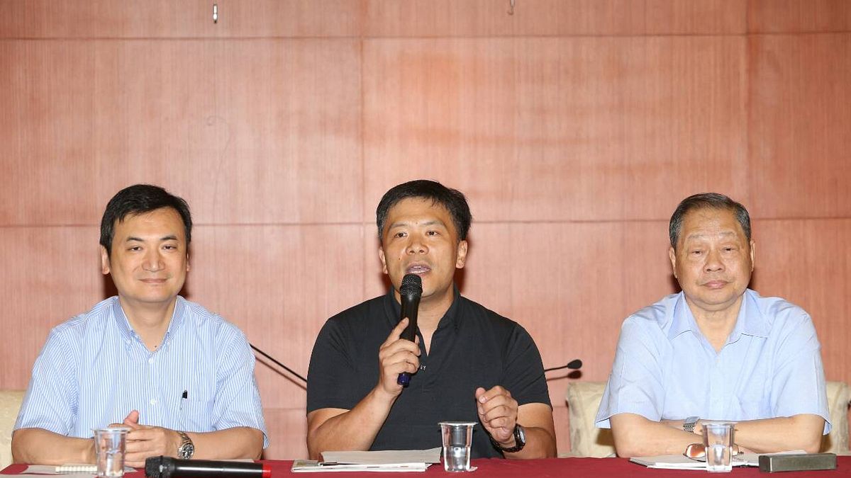 洪秀柱的碩班同學、國立體大副校長張思敏(右)24日出面替洪秀柱闢謠,張思敏也說,當時洪秀柱被推舉為最優秀同學,代表畢業生致詞。(吳逸驊攝) 洪秀柱的碩班同學、國立體大副校長張思敏(右)24日出面替洪秀柱闢謠,張思敏也說,當時洪秀柱被推舉為最優秀同學,代表畢業生致詞。(吳逸驊攝)