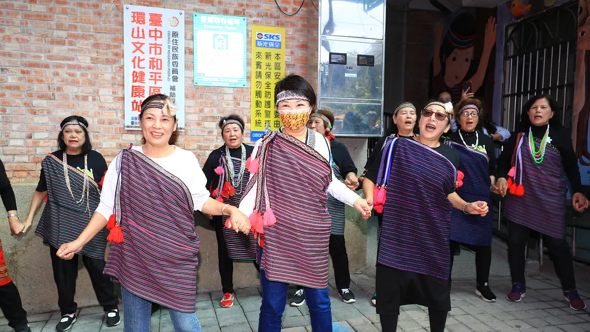 盧秀燕市長身穿泰雅族傳統披肩服,化身「一日泰雅人」,與當地社區發展協會長輩唱跳迎賓舞。(圖/台中市政府)