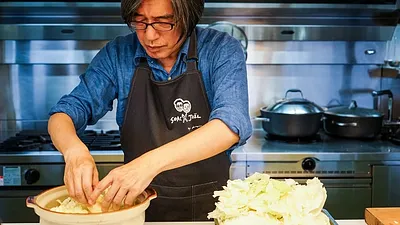 詹宏志洗手做羹湯,重現「宣一宴」。(攝影:高琹雯/新經典提供)