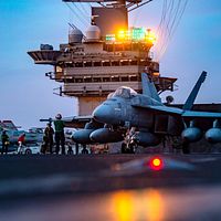 2022年8月24日、トルーマン航空母艦が地中海を巡航中、甲板上でF/A-18E戦闘機が離陸の準備をしている。(AP通信) 2022年8月24日、トルーマン航空母艦が地中海を巡航中、甲板上でF/A-18E戦闘機が離陸の準備をしている。(AP通信)