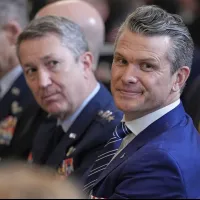 米軍のダン・ケイン統合参謀本部議長(左)とヘグセス国防長官(右)。(写真/AP通信提供) 米軍のダン・ケイン統合参謀本部議長(左)とヘグセス国防長官(右)。(写真/AP通信提供)
