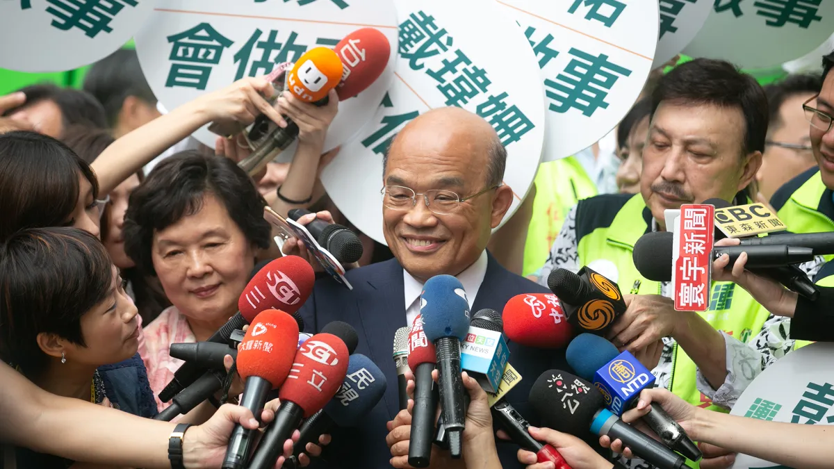 民進黨新北市長候選人蘇貞昌今(30)日至新北市選委會正式登記參選。(蘇貞昌辦公室提供)