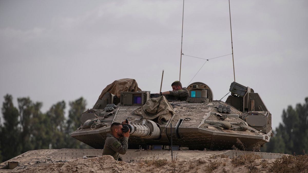 戰爭殘酷難以想像。圖為2025年5月19日,以色列的裝甲兵在加薩走廊邊境附近檢整戰車。(美聯社) 戰爭殘酷難以想像。圖為2025年5月19日,以色列的裝甲兵在加薩走廊邊境附近檢整戰車。(美聯社)