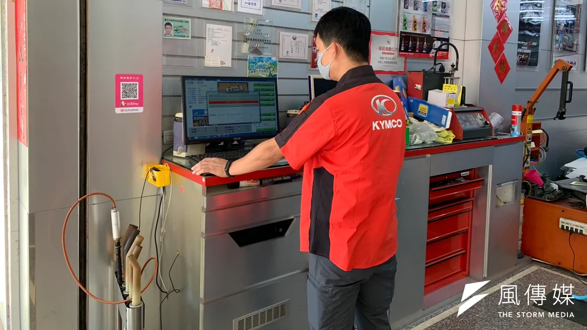 臺中市政府環保局首創機車排氣檢驗線上訓練,讓檢測人員透過線上學習,不用參加實體教育訓連課程,兼顧防疫安全跟上課的便利性。(圖/臺中市政府環保局) 臺中市政府環保局首創機車排氣檢驗線上訓練,讓檢測人員透過線上學習,不用參加實體教育訓連課程,兼顧防疫安全跟上課的便利性。(圖/臺中市政府環保局)