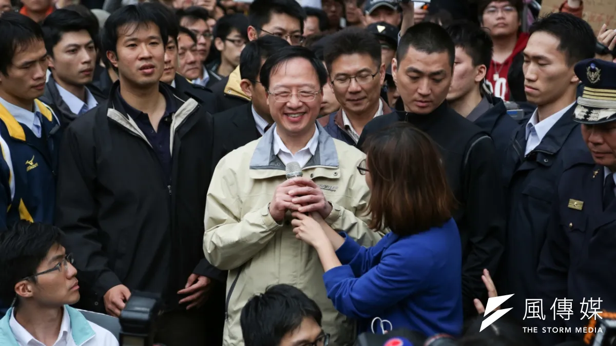 318學運期間,時任行政院長的江宜樺前往立法院外與學生對話。(資料照,余志偉攝)