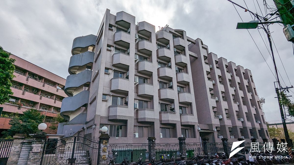 國民黨總統候選人侯友宜的妻子任美鈴發表公開信表示,凱旋苑將於2026年6月租約到期後,將整棟大樓改為青年房舍出租或社會住宅。(顏麟宇攝) 國民黨總統候選人侯友宜的妻子任美鈴發表公開信表示,凱旋苑將於2026年6月租約到期後,將整棟大樓改為青年房舍出租或社會住宅。(顏麟宇攝)