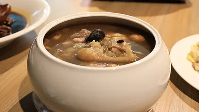 台北市著名的「款待」餐廳以手路菜,讓來店用餐的客人吃到師傅使出十八般武藝做出的菜餚。(圖/業者提供)