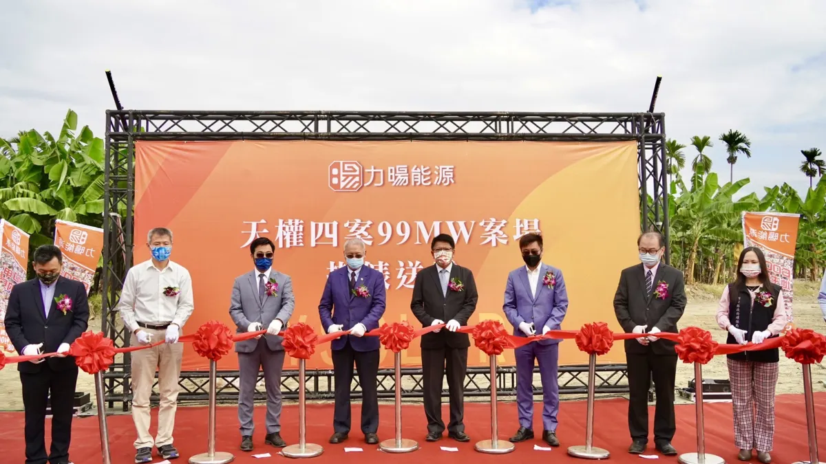 屏東縣長潘孟安參與佳冬鄉光電案場掛錶送電暨枋寮案場開工典禮。(圖/屏東縣政府環保局提供)