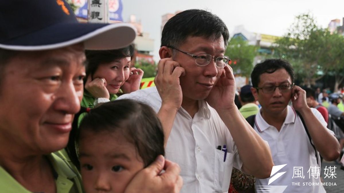 台北市長參選人柯文哲9日出席龍山寺放水燈繞境活動。(余志偉攝) 台北市長參選人柯文哲9日出席龍山寺放水燈繞境活動。(余志偉攝)