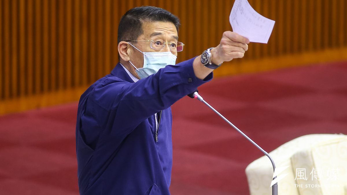 台北市議員王浩17日出席市議會質詢,針對北市府市政委外研究案提出質疑。(顏麟宇攝) 台北市議員王浩17日出席市議會質詢,針對北市府市政委外研究案提出質疑。(顏麟宇攝)