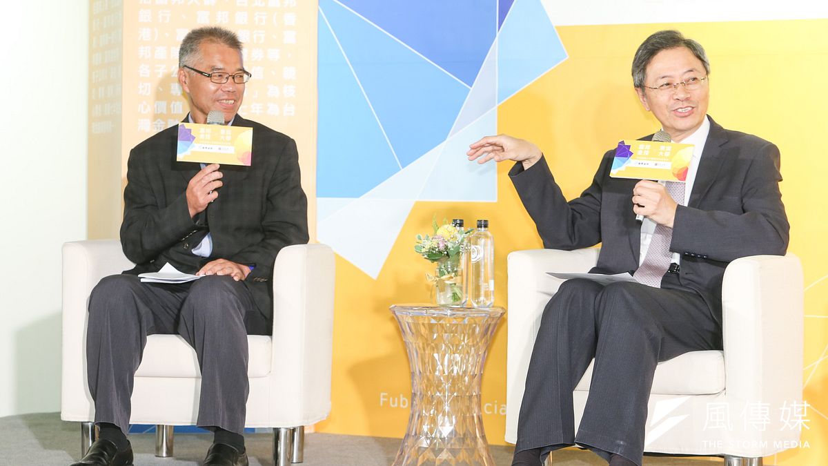 富邦金控與東吳大學巨量資料管理學院簽定產學合作計畫,富邦金控副總經理李相臣(左)和前行政院長、巨量資料管理學院榮譽院長張善政談及多年前因劉邦友案結緣的一段經歷。(陳明仁攝) 富邦金控與東吳大學巨量資料管理學院簽定產學合作計畫,富邦金控副總經理李相臣(左)和前行政院長、巨量資料管理學院榮譽院長張善政談及多年前因劉邦友案結緣的一段經歷。(陳明仁攝)