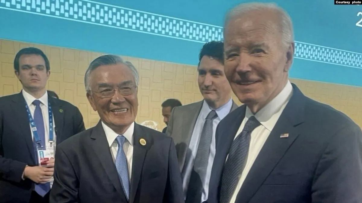 美國總統拜登與台灣APEC峰會代表林信義在秘魯首都利馬舉行的APEC峰會期間握手短暫互動。(美國之音)