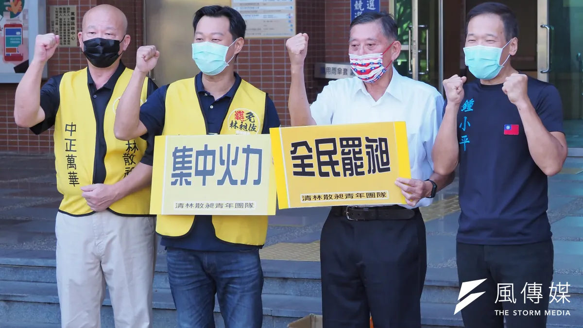 發起罷免立委林昶佐的2個團體3日舉行記者會,由「清林散昶」領銜人周世雄(左二)自行連署之2000多份連署書轉交給罷免林昶佐領銜人鄭大平(右二)。(柯承惠攝)