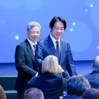 總統府秘書長潘孟安表示,總統賴清德(中)自掏腰包20萬拋磚引玉,媒合社會各界愛心,讓受預算影響的37家團體禮盒訂單缺口,補回原先預計的採購數量。(劉偉宏攝) 總統府秘書長潘孟安表示,總統賴清德(中)自掏腰包20萬拋磚引玉,媒合社會各界愛心,讓受預算影響的37家團體禮盒訂單缺口,補回原先預計的採購數量。(劉偉宏攝)