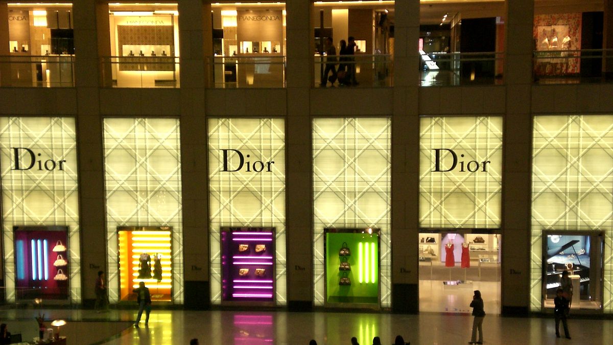 迪奧(Dior)(CasioExil@Wikipedia / CC BY-SA 2.5) 迪奧(Dior)(CasioExil@Wikipedia / CC BY-SA 2.5)