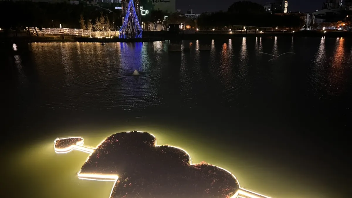 星泉湖雙心造型浮島點綴燈飾,以不同主題營造賞燈樂趣。(圖/台中市政府)