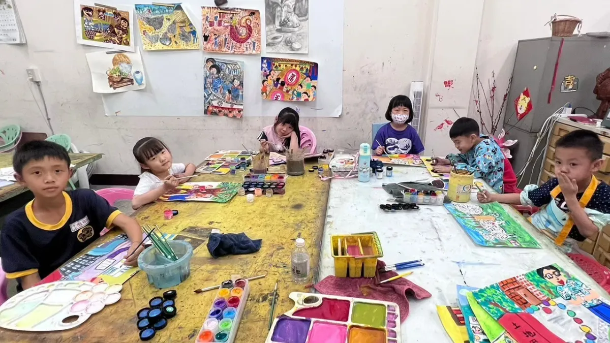 東勢學童日前用幼小視角臨摹畫出一張張地政職人工藝圖,將由東勢地所彙集畫冊於年底檔案展出版。(圖/台中市政府)