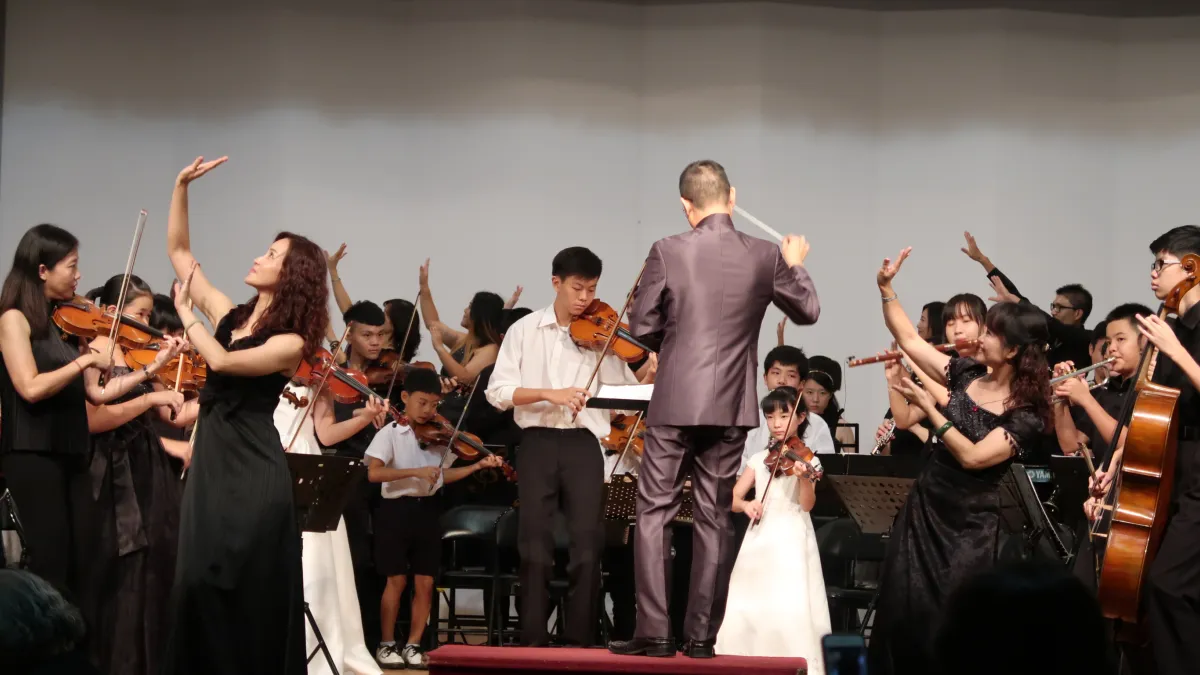 屏東鍵盤交響樂團以MIDI編曲配合多臺鍵盤及各種東西方樂器,共同演奏出宛如交響樂澎湃般效果的表演。(圖/屏東縣政府文化處提供)