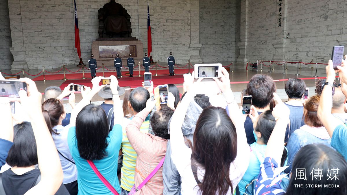 中正紀念堂內設立威權時代領袖的銅像,讓不少遊客好奇,為何民主國家會紀念獨裁者。圖為各國遊客民眾爭相拍攝堂內照片。(資料照,蘇仲泓攝) 中正紀念堂內設立威權時代領袖的銅像,讓不少遊客好奇,為何民主國家會紀念獨裁者。圖為各國遊客民眾爭相拍攝堂內照片。(資料照,蘇仲泓攝)