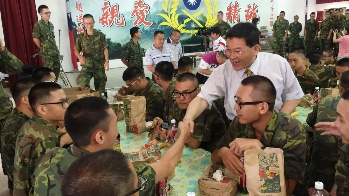 關心市籍新兵 邱建富叮嚀要多補充水分避免中暑