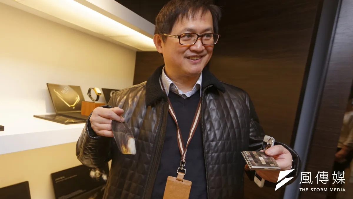 2010年代的和碩董事長童子賢就已習慣穿著皮夾克受訪。(資料照,林旻萱攝)