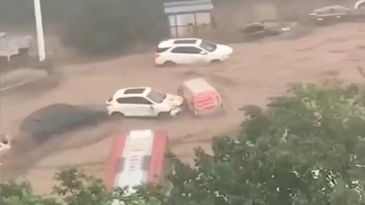 土石流沖走路上大量汽車。(圖/翻攝自微博/鳳凰網)