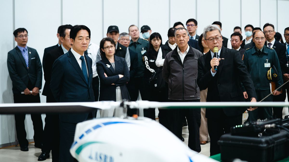 副總統賴清德(前排左一)29日視導中山科學研究院,請辭未准的國防部長邱國正(右二)也以國防部長暨中科院董事長的身份陪同出席。(總統府提供) 副總統賴清德(前排左一)29日視導中山科學研究院,請辭未准的國防部長邱國正(右二)也以國防部長暨中科院董事長的身份陪同出席。(總統府提供)