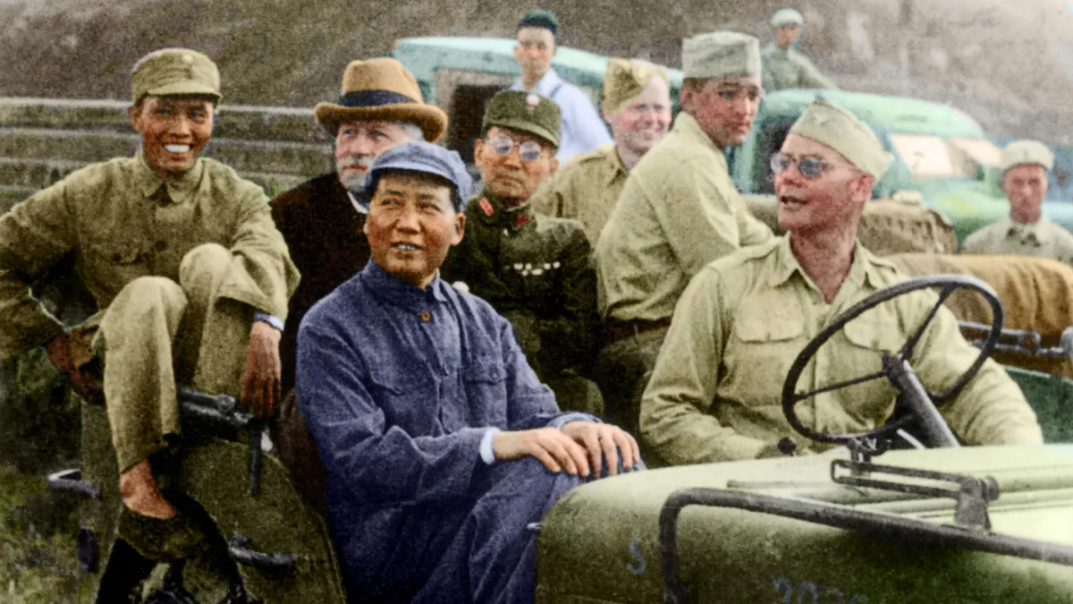 1945年8月下旬,美國駐華大使赫利爾(吉普車後排中)前往延安,會見中共領袖毛澤東。(圖/徐宗懋圖文館)