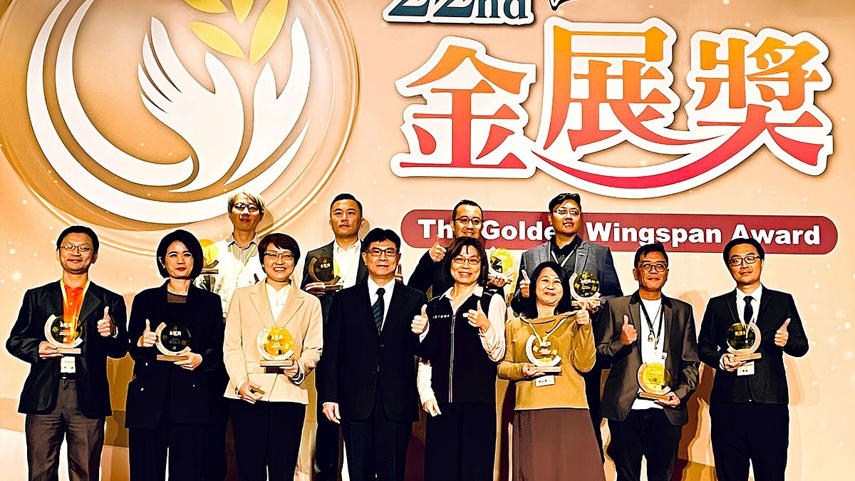 北分署所輔導的愛工坊(前排右1)與潔淨家企業社(後排右1),榮獲第22屆金展獎職務再造組績優殊榮。(圖/勞動力發展署北分署提供) 北分署所輔導的愛工坊(前排右1)與潔淨家企業社(後排右1),榮獲第22屆金展獎職務再造組績優殊榮。(圖/勞動力發展署北分署提供)