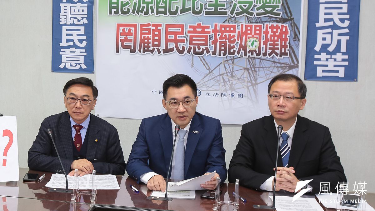 國民黨總召江啟臣(中)、立委陳宜民(左)、吳志揚(右)1日召開「能源配比全沒變,罔顧民意擺爛攤」記者會。(顏麟宇攝) 國民黨總召江啟臣(中)、立委陳宜民(左)、吳志揚(右)1日召開「能源配比全沒變,罔顧民意擺爛攤」記者會。(顏麟宇攝)