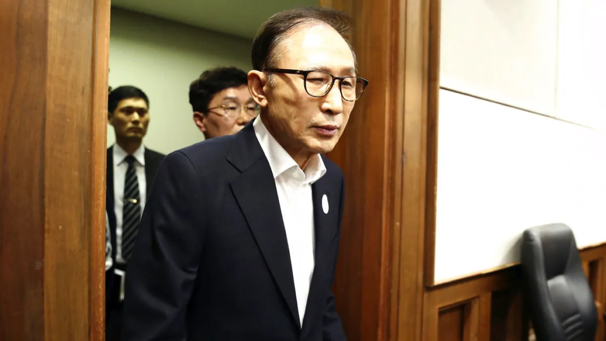 南韓前總統李明博23日首次出庭受審。(美聯社)
