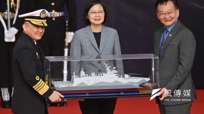 總統蔡英文(中)26日出席海軍高效能艦艇安江及萬江軍艦交艦典禮,並由中科院院長張忠誠(右)與海軍司令唐華(左)呈獻船模。(陳昱凱攝)