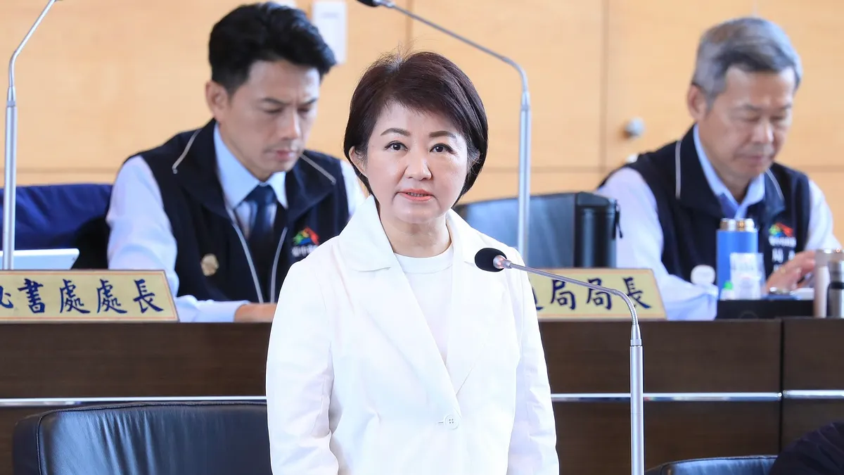 台中市長盧秀燕在議會答覆議員關於院版《財劃法》問題,籲中央公布明確的試算金額,以透明化解疑慮。(圖/台中市政府) 台中市長盧秀燕在議會答覆議員關於院版《財劃法》問題,籲中央公布明確的試算金額,以透明化解疑慮。(圖/台中市政府)