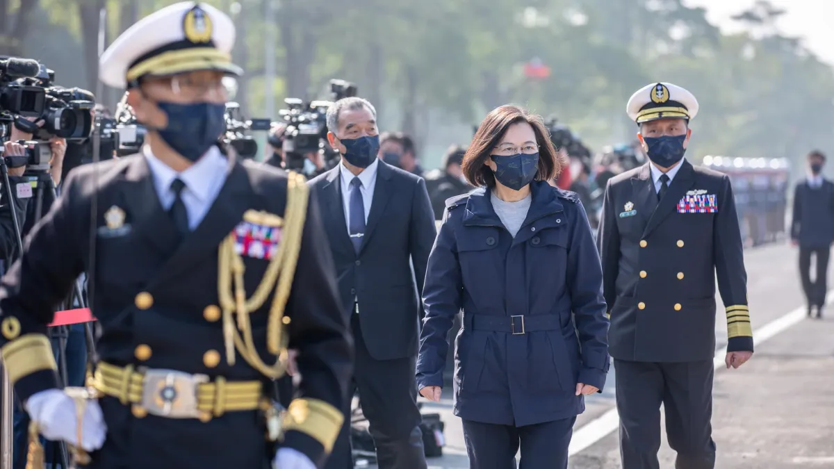 軍方傳出9月將有人事異動,部分表面升官的人實為明升暗降。圖為總統蔡英文(右二)、國防部長邱國正(左二)。(取自蔡英文臉書)