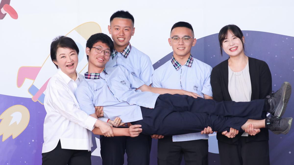 盧秀燕與8042位高中以下市長獎畢業生合影 「各俏皮POSE」照單全收
